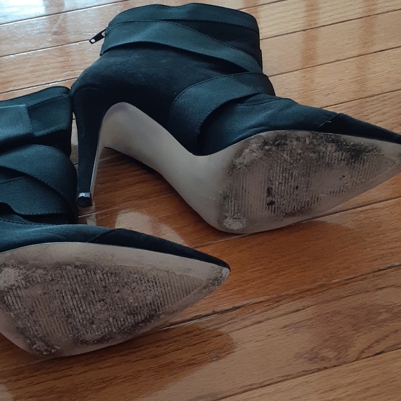 🥳🥳SOLD🥳🥳Cute black Booties w/ribbon detail. - Picture 4 of 5